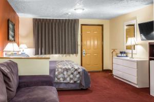 布兰福德Rodeway Inn & Suites Branford - Guilford的酒店客房,配有床和沙发