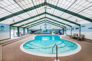 旧塞布鲁克老塞布鲁克 - 威斯布鲁克品质酒店的一座带玻璃天花板的建筑中的游泳池