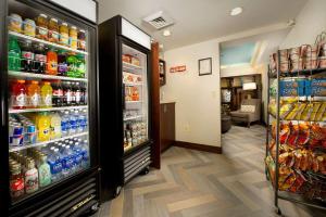 华盛顿DC市区康福特茵酒店与会议中心的装满大量苏打水和饮料的冰箱