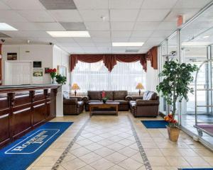 纽瓦克纽瓦克罗德威旅馆的医院里的一个配有沙发和椅子的等候室