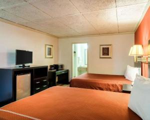 纽瓦克纽瓦克罗德威旅馆的酒店客房设有两张床和一台平面电视。