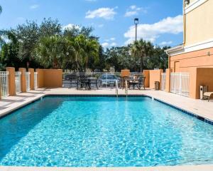 迈尔斯堡Comfort Inn Fort Myers Northeast的大楼内的一个蓝色海水游泳池