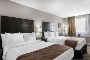 奥兰多Quality Inn & Suites By The Lake的酒店客房设有两张床和窗户。