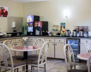 圣奥古斯丁海滩Quality Inn & Suites St Augustine Beach Area的厨房配有桌椅和柜台。