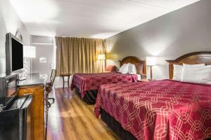 塔拉哈西北方伊克诺汽车旅馆的酒店客房设有两张床和一台平面电视。