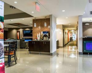 迈尔斯堡Quality Suites Fort Myers Airport I-75的大堂中央设有酒吧的餐厅