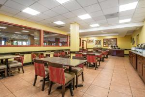 Comfort Inn & Suites Kissimmee by the Parks餐厅或其他用餐的地方