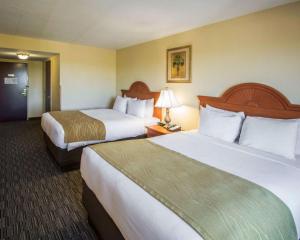 Comfort Inn & Suites Jupiter I-95客房内的一张或多张床位