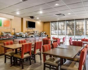 莱克兰Comfort Inn & Suites Lakeland North I-4的一间带桌椅的餐厅和一间厨房