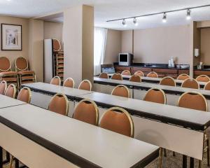 莱克兰Comfort Inn & Suites Lakeland North I-4的教室里摆放着一排桌椅