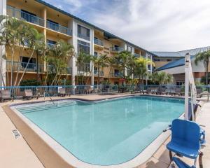 那不勒斯Comfort Inn Naples East I-75的酒店前方的大型游泳池