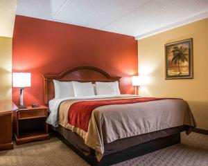 巴拿马城Comfort Inn & Suites Panama City - St Andrew的一张位于酒店客房的床位,设有红色的墙壁