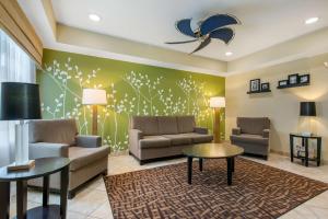 Sleep Inn & Suites Port Charlotte-Punta Gorda的休息区