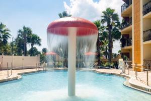 圣奥古斯丁海滩Castillo Real Resort Hotel的游泳池中央的喷泉