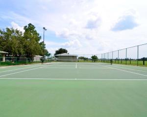 海恩斯城海恩斯城罗德威套房酒店的网球场、网球网和网球场