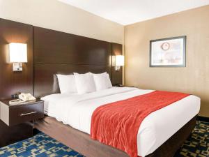 奥兰多Comfort Inn & Suites Near Universal Orlando Resort-Convention Ctr的酒店客房设有一张带红色毯子的大床
