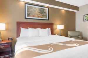 Quality Inn Palm Bay - Melbourne I-95客房内的一张或多张床位