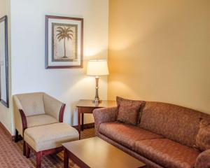 克雷斯特维尤克雷斯特韦套房康福特茵酒店的客厅配有沙发和椅子