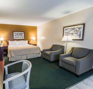 可可比奇可可海滩伊克诺旅馆 - 靠近港口的酒店客房,配有一张床和两把椅子
