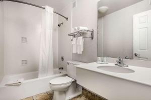 奥兰多SonoHotel IDrive Orlando的白色的浴室设有卫生间和水槽。