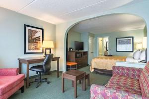 哥伦布哥伦布品质酒店的配有一张床和一张书桌的酒店客房