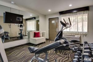Quality Inn & Suites Athens University Area的健身中心和/或健身设施