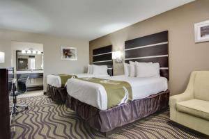 Quality Inn & Suites Athens University Area客房内的一张或多张床位