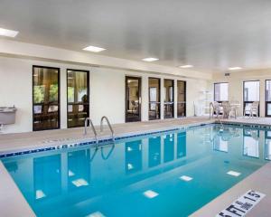 石头山石山康福特茵套房酒店的大楼内一个蓝色的大型游泳池