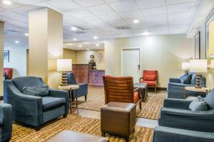亚特兰大Comfort Inn Atlanta Downtown South的医院的候诊室,配有桌椅