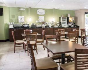 哥伦布Sleep Inn & Suites Columbus State University Area的一间带桌椅和柜台的餐厅
