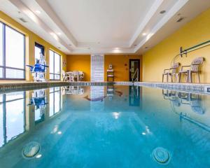 韦克罗斯韦克罗斯康福特套房酒店的蓝色水中的酒店的游泳池