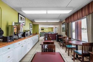 奥古斯塔Rodeway Inn的一间带桌椅的餐厅和一间自助餐厅