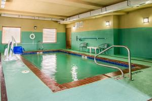 阿森斯雅典司丽普酒店 的一座室内游泳池