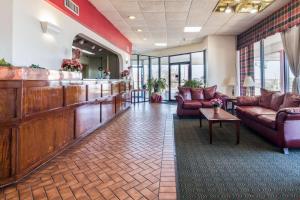 Econo Lodge Inn & Suites Conference Center Dublin大厅或接待区