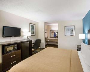 梅肯品质酒店客房内的一张或多张床位