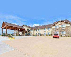 Le ClaireComfort Inn & Suites Riverview near Davenport and I-80的停车场内有停车位的建筑物