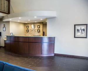 Le ClaireComfort Inn & Suites Riverview near Davenport and I-80的医院里设有前台的大型大堂