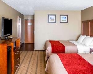 克拉尔维尔Comfort Inn & Suites Coralville - Iowa City near Iowa River Landing的酒店客房设有两张床和一台平面电视。