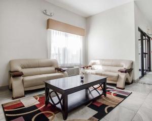 阿尔图纳阿尔图纳 - 德梅因品质酒店的客厅配有两张沙发和一张咖啡桌