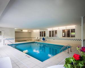 波卡特洛品质酒店的酒店的大型游泳池