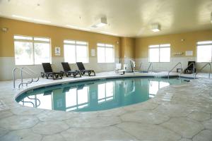 Comfort Inn & Suites Grinnell near I-80内部或周边的泳池