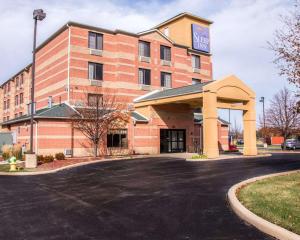 廷利公园Sleep Inn Tinley Park I-80 near Amphitheatre-Convention Center的前面有标志的建筑