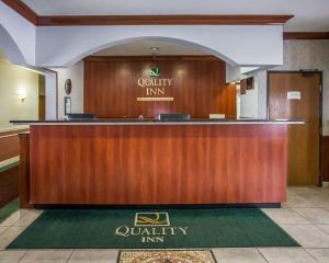 秘鲁Quality Inn Peru near Starved Rock State Park的设有一个前台的高品质酒店的大堂