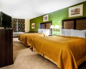 品质套房香槟酒店客房内的一张或多张床位