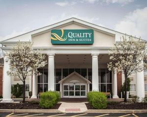 圣查尔斯Quality Inn & Suites St Charles -West Chicago的前面有标志的建筑