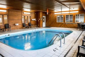 乔利埃特北乔利埃特康福特茵酒店 的一座带游泳池的大楼内的大型游泳池