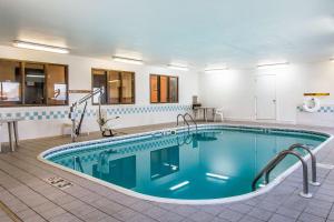 PekinEcono Lodge & Suites的设有一个大型游泳池,