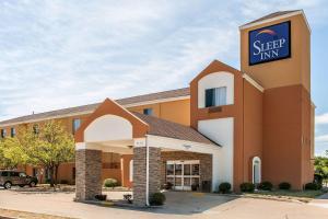 斯普林菲尔德Sleep Inn Springfield West的带有阅读睡眠旅馆的标志的酒店