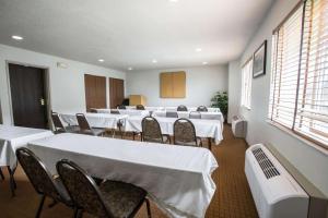 罗克福德Sleep Inn Rockford I-90的一间会议室,配有白色的桌椅