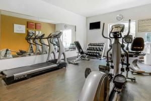 费尔维尤海茨费尔维尤高地康福特套房酒店的健身房设有数台跑步机和健身自行车